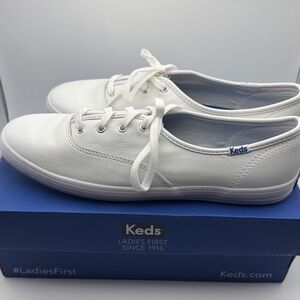 KEDS WOMEN'S LEATHER LACE UP SNEAKER - SIZE: WOMEN 9 - WHITE